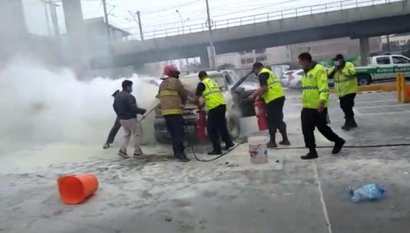 Vehículo se incendió de improviso y generó pánico en los conductores y trabajadores del establecimiento. (Foto: Municipalidad de Surco)