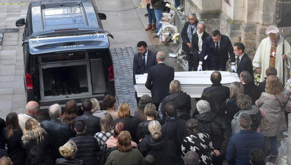 El ataúd es retirado de la iglesia después de la ceremonia fúnebre de la niña de 12 años, conocida como Lola, cuyo cuerpo fue encontrado a principios de este mes metido en una maleta  en París, en Lillers, norte de Francia, el 24 de octubre de 2022. (Foto: FRANCOIS LO PRESTI / AFP)