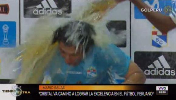 Mario Salas fue sorprendido por sus jugadores en la conferencia tras coronarse campeón | Foto: captura