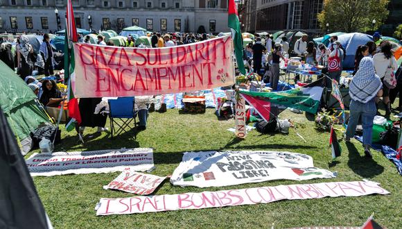 La gente se reúne en el campus de la Universidad de Columbia, ocupado por manifestantes pro palestinos en Nueva York el 22 de abril de 2024. (Foto de Charly TRIBALLEAU / AFP)
