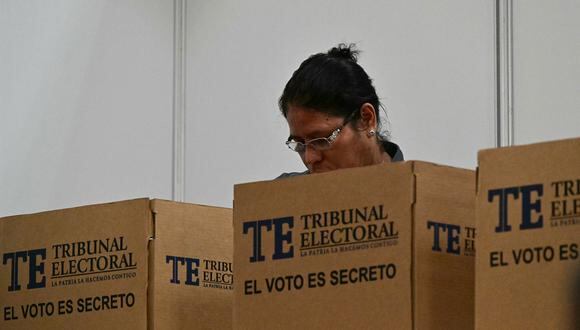 Una mujer vota en un colegio electoral ubicado en el Centro de Convenciones Atlapa en la ciudad de Panamá, el 5 de mayo de 2024, durante las elecciones presidenciales de Panamá. (Foto de MARTIN BERNETTI / AFP)