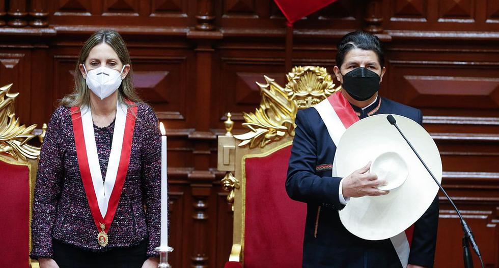 Pedro Castillo se quitó su sombrero al momento de cantar el himno nacional al inicio de su juramentación. (Foto: Congreso)