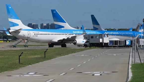 Vista de aviones durante un paro aeronáutico en el aeropuerto Jorge Newbery de Buenos Aires, el 28 de febrero de 2024. (Foto de JUAN MABROMATA/AFP).