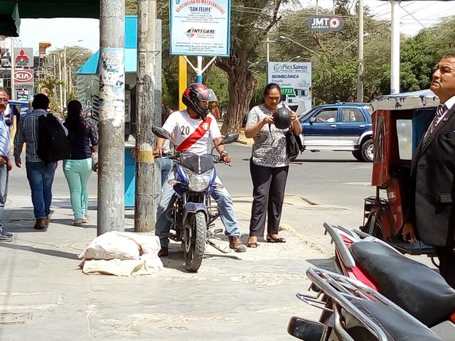 Servicio ilegal de taxi en moto tiene más de 15 años de funcionamiento en Piura. (Foto: Ralph Zapata)