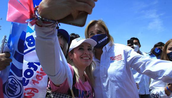 La candidata al Gobierno del estado de Chihuahua por el Partido Acción Nacional (PAN), Maru Campos (d), se toma una foto con una seguidora. (EFE/Luis Torres).