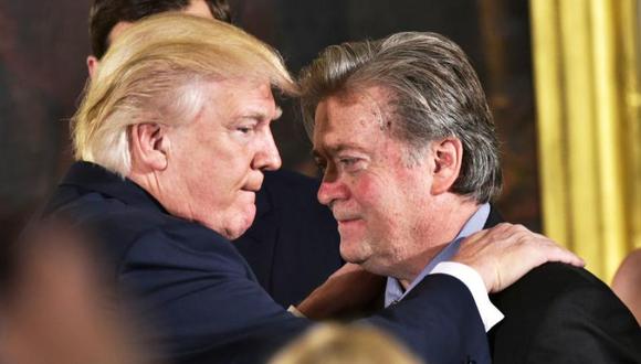 Donald Trump y Steven Bannon, una relación de amistad iniciada en 2010 y que se desgastó con la llegada del saliente presidente a la Casa Blanca. (Foto: AFP)