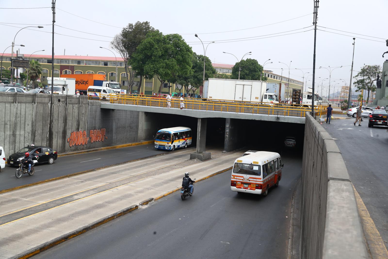 El puente Castilla (óvalo de la Plaza Unión) será reparado en los próximos días, ya que presenta daños en su interior. (Foto: Alessandro Currarino)