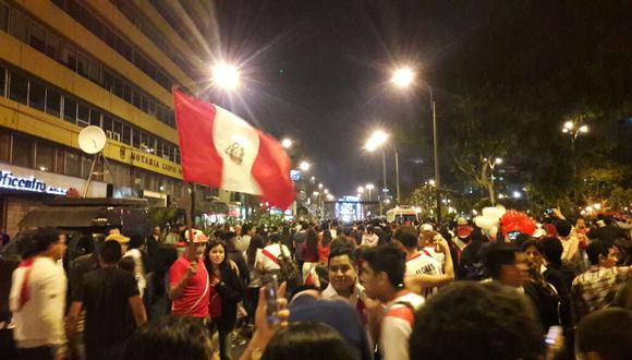 Las plazas, espacios públicos y locales donde se transmitió el cotejo entre la selección peruana y su similar de Nueva Zelanda, por el repechaje al Mundial Rusia 2018, se llenaron de hinchas.