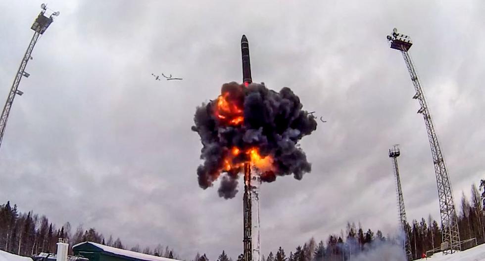 Esta imagen del 19 de febrero de 2022 muestra el lanzamiento de un misil balístico intercontinental Yars durante un entrenamiento de la Fuerza de Disuasión Estratégica Grom-2022 de Rusia. (AFP).