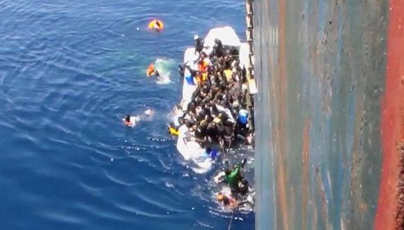 Video muestra el desesperado rescate de inmigrantes en alta mar