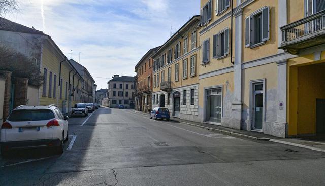 Las autoridades de la pequeña ciudad de Codogno, en el norte de Italia, donde seis personas resultaron positivas al nuevo coronavirus, ordenó el cierre de todos los lugares públicos en un intento para detener su propagación. (EFE).
