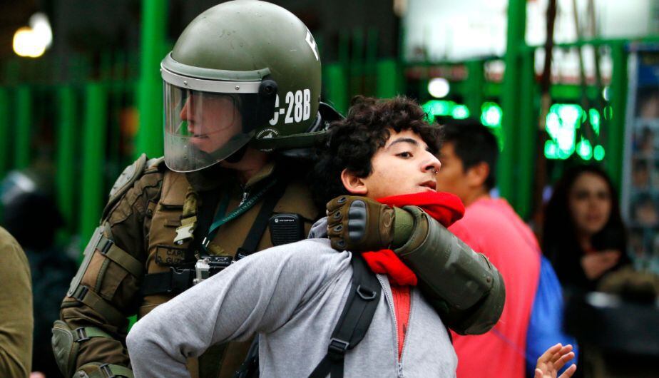 Violent confrontation between students and police in Santiago de Chile (EFE)