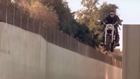 Como se recuerda, el T800 saltó a los canales de Los Angeles para salvar a John Connor del androide T1000, interpretado por el actor Robert Patrick y quien iba al volante de un camión Freightliner. (Youtube)
