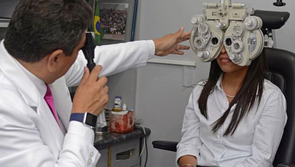 Cuando una persona tiene más de 20 años de edad, puede dejar de depender del uso de lentes con una cirugía refractiva con excimer láser. Para poder realizarse la intervención, la medida del paciente debe haber sido estable en los últimos dos años.