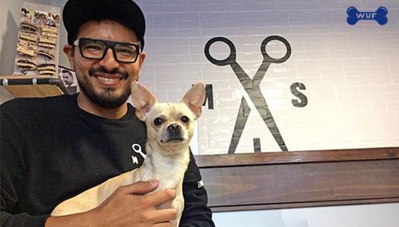 Ivo Castillo junto a su perro Chingón, al que adoptó hace 2 años y hoy es quien pone el toque especial en su barbería.