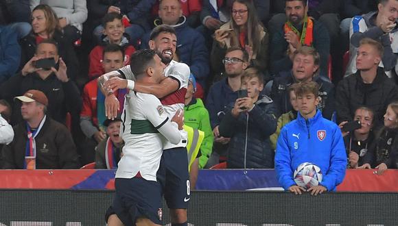 Dalot y Fernandes anotan en el 2-0 de Portugal ante República Checa. (Foto: AFP)