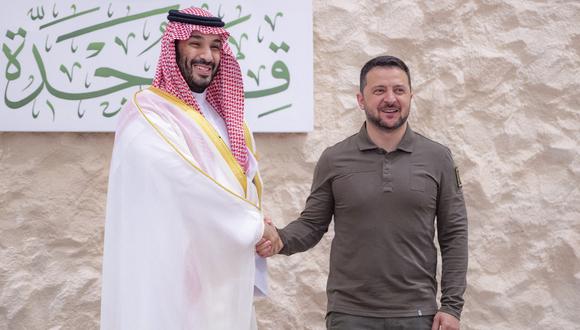 El príncipe heredero de Arabia Saudita, Mohammed bin Salman (izquierda), y el presidente de Ucrania, Volodymyr Zelensky. (Foto de Bandar AL-JALOUD / SPA / AFP)