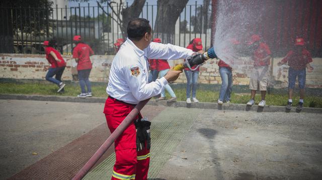 Bomberos capacitaron a niños para enfrentar incendios [Fotos] - 10