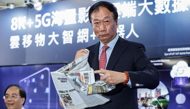 Terry Gou, founder and chairman of Foxconn tears a newspaper bearing a front page article about Foxconn lost in acquisition of Toshiba Corp's chip business, during a news conference, in Taipei, Taiwan June 22, 2017. REUTERS/Tyrone Siu