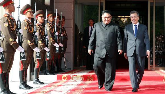 Las relaciones entre las Coreas han mejorado desde el histórico encuentro de abril pasado. En la foto, el presidente de Corea del Sur, Moon Jae-in, y el líder norcoreano Kim Jong Un caminan juntos después de la cumbre de mayo. (Foto: AFP)