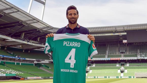 Claudio Pizarro conversó largo y tendido con unos compatriotas que se tomaron un día libre para visitarlo en las instalaciones deportivas del Werder Bremen. (Foto: AFP)