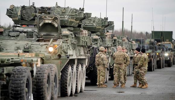 Vehículos de combate de Estados Unidos en la base aérea de Vilseck, Alemania, antes de su despliegue en Rumania como parte de los esfuerzos para respaldar a Ucrania. (EFE/EPA/RONALD WITTEK).