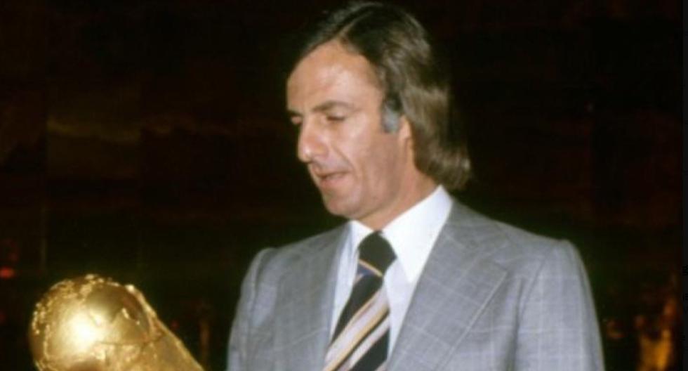 César Menotti mirando la Copa del Mundo. La obtuvo en 1978 como técnico y en 2022 como director de selecciones de la AFA. (Foto: Agencias)