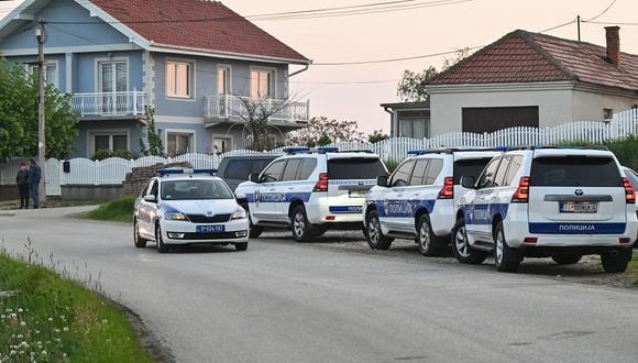La policía bloquea una carretera en el pueblo de Dubona, cerca de la ciudad de Mladenovac, a unos 60 kilómetros (37 millas) al sur de la capital de Serbia, Belgrado, el 4 de mayo de 2023. (Foto de ANDREJ ISAKOVIC / AFP)