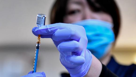 Una trabajadora sanitaria llena una jeringa con una dosis de la vacuna Pfizer-BioNTech Covid-19 en Japón. (Foto de Kazuhiro NOGI / AFP).