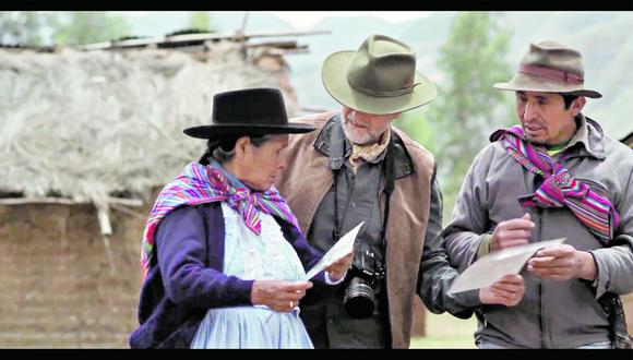 El fotógrafo Alejandro Balaguer con comuneros ayacuchanos. Fotograma del documental "Volver a ver", de Judith Vélez.