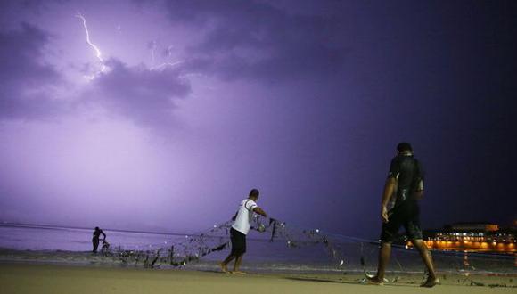 Rayo cae en la playa y dos jóvenes salvan de morir [VIDEO]