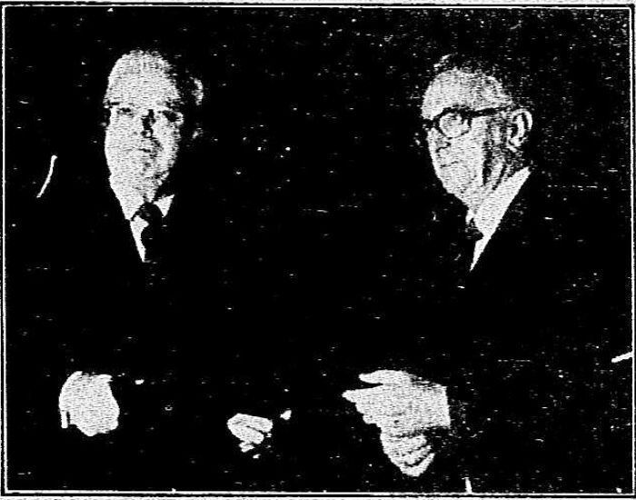 1988. El secretario general de la ONU, Javier Pérez de Cuellar (izquierda), recibe el premio Nobel de la Paz conferido a las Fuerzas de Paz de la organización, de manos del presidente del comité del famoso premio, Egil Aarvik (Foto: Reuters).
