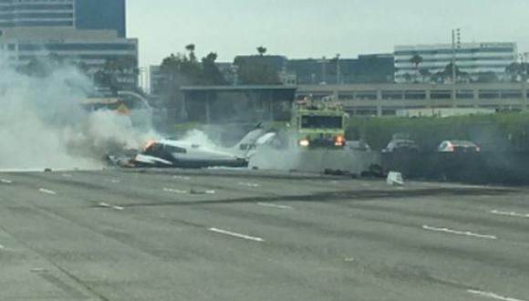 Estados Unidos: Avión se estrelló contra autopista en California. (Foto: Captura)