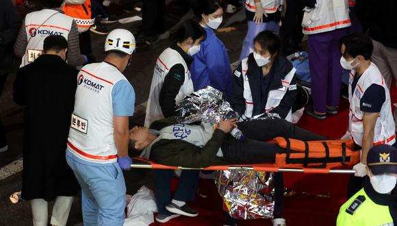 Un hombre recibe ayuda médica en el lugar donde decenas de personas resultaron heridas en una estampida durante un festival de Halloween en Seúl, Corea del Sur.