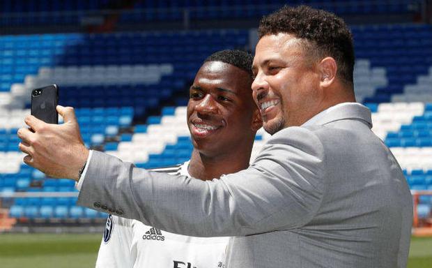 Ronaldo was in charge of introducing Vinicius when he arrived at Real Madrid.  (Photo: EFE)