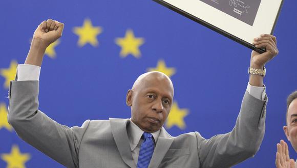 Fotografía de archivo del 3 de julio de 2013 que muestra al opositor cubano Guillermo Fariñas mientras posa con el puño en alto tras aceptar el premio Sájarov durante un acto celebrado en el Parlamento Europeo, en Estrasburgo (Francia). (Foto: EFE)