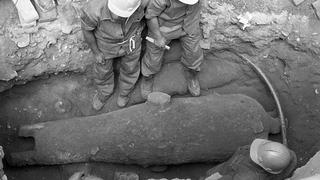 Tesoro histórico oculto: cuando un grupo de obreros encontró un antiguo cañón en el jirón de la Unión en los años 80