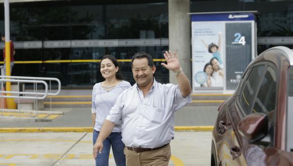 Los congresistas llegaron a la clínica en Pueblo Libre saludando el indulto humanitario e ingresaron a visitar al ex presidente Fujimori, quien se encuentra internado desde el sábado. (Foto: Anthony Niño De Guzmán / El Comercio)