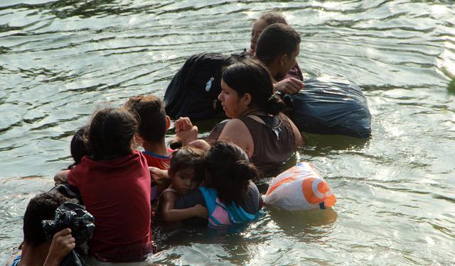 Migrantes cruzan el río Bravo para intentar ingresar a Estados Unidos, el 10 de mayo de 2023, en Matamoros (México). (Foto: EFE/Abrahan Pineda-Jacome)