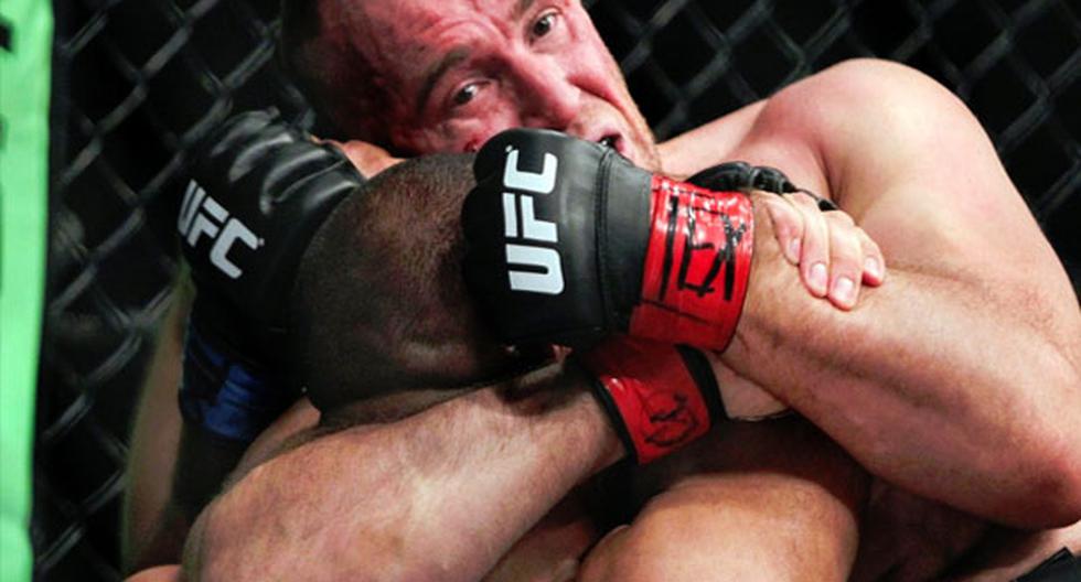 Oleksiy Oliynyk venció a Viktor Pesta con increíble Ezekiel Choke | Foto: UFC