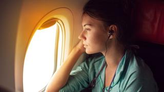 Cinco cosas que puedes hacer para reducir tu huella de carbono cuando viajas en avión