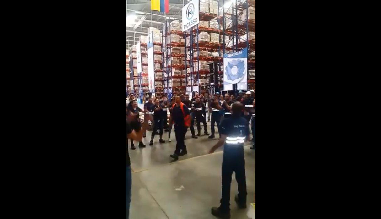 A Facebook arribó el video de unos trabajadores de Colombia teniendo una pausa recreativa en una tienda comercial. La reacción de los usuarios volvió viral al clip en redes sociales. (Foto: Captura)