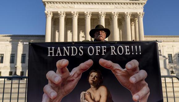 Stephen Parlato, de Boulder, Colorado, sostiene un cartel que dice "¡Manos Fuera Roe!", al frente de la Corte Suprema de Estados Unidos, el martes 30 de noviembre de 2021. (AP Photo / Andrew Harnik).