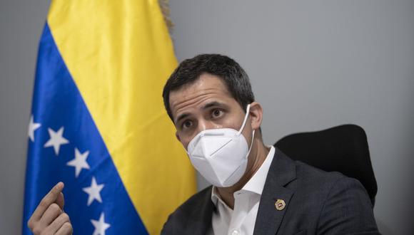 El líder de la oposición venezolana y autoproclamado presidente en funciones, Juan Guaido, califica de fraudulentas las elecciones del 6 de diciembre. (Foto de Yuri CORTEZ / AFP).