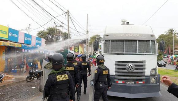 Las autoridades comenzaron a usar una cisterna acondicionada para desalojar a los ambulantes del mercado de Piura, lanzándoles agua (Foto: Ralph Zapata)