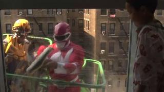 Superhéroes limpian vidrios en un hospital infantil [VIDEO]