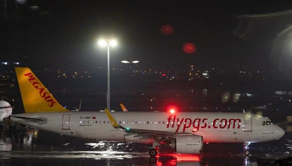 Foto referencial. Avión del vuelo de Pegasus Airlines que sale del Aeropuerto Internacional Sabiha Gokcen con destino al Aeropuerto Internacional de Ereván Zvartnots, en Estambul. (Foto: Yasin AKGUL / AFP)