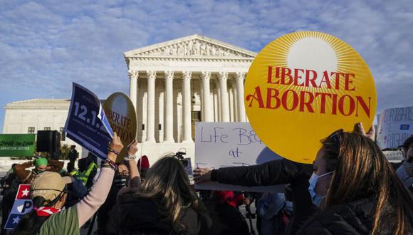 Participantes sostienen carteles durante la Marcha de Mujeres "Mantenga la línea por la justicia del aborto" en la Corte Suprema de los Estados Unidos en Washington, DC. (Foto: Archivo / Leigh Vogel / GETTY IMAGES NORTH AMERICA / AFP)
