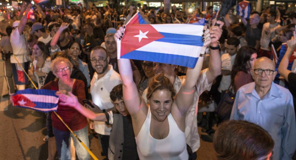 Un grupo de cubanos celebra en las calles de Miami tras la muerte de Fidel Castro. (Foto: EFE)