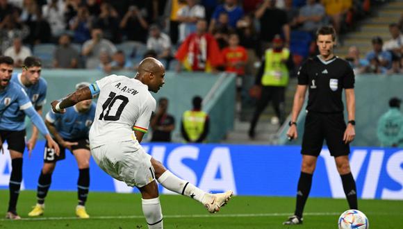 André Ayew ejecutó el disparo de Ghana que atajó Sergio Rochet. (Foto: AFP)